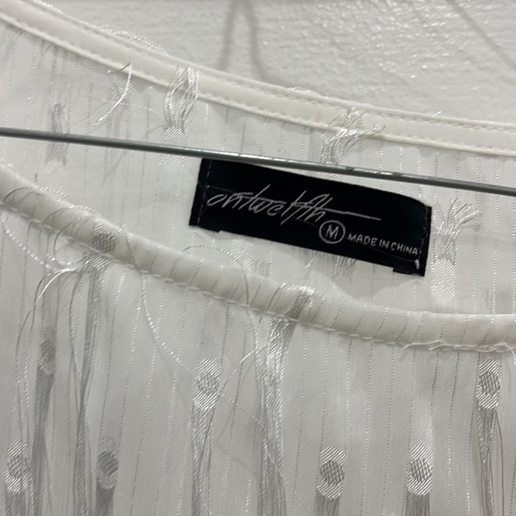 On the fifth white fringe top size medium - Picture 2 of 4